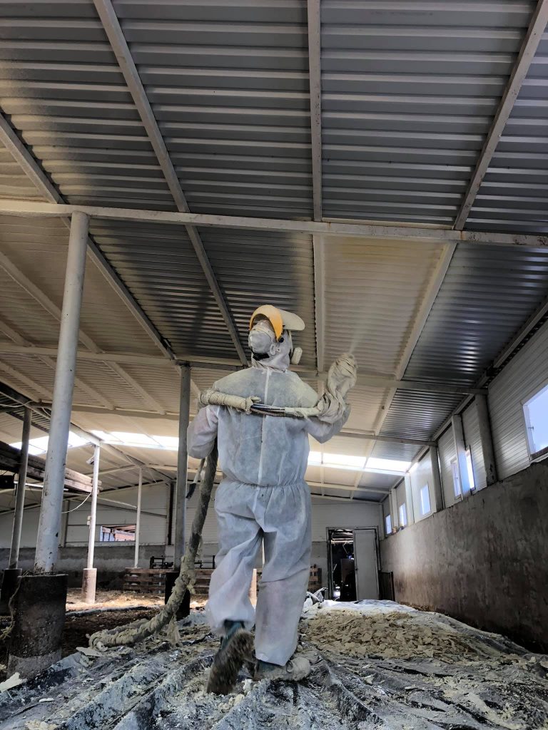 Isolierung von landwirtschaftlichen Gebäuden - Oberpullendorf- Rinder- und Schafzuchtbetriebe. Isolierung mit geschlossenzelligem PU-Schaum