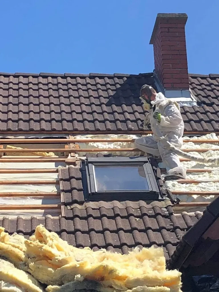 Isolierung mit offenzelligem PU-schaum 20 cm dick. Dämmung des Daches eines Einfamilienhauses