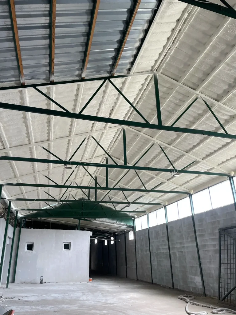 Isolierung von Hallen - Linz - Industriehalle. Isolierung mit geschlossenzelligem PU-Schaum